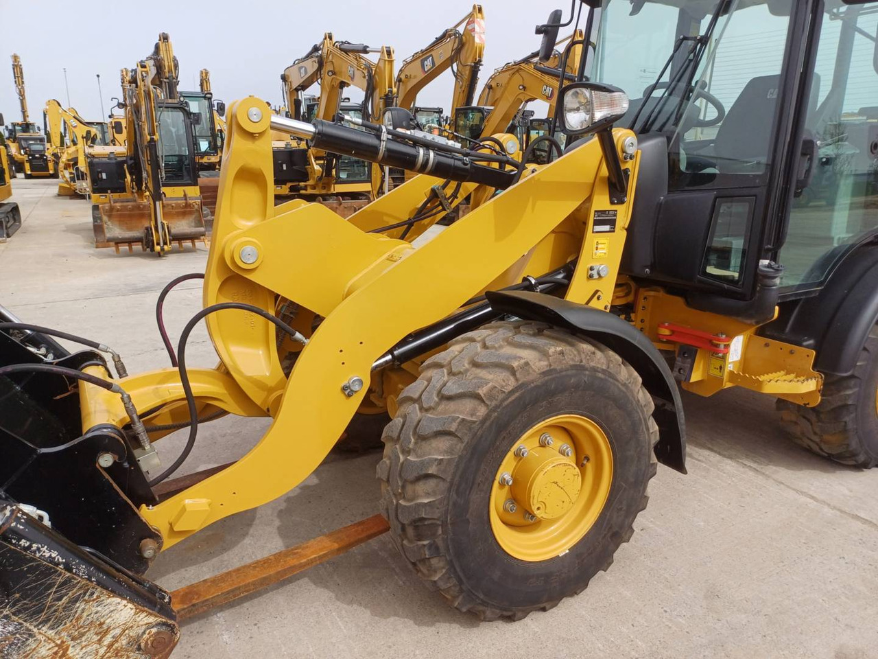 Wheel loader CAT 906 M
