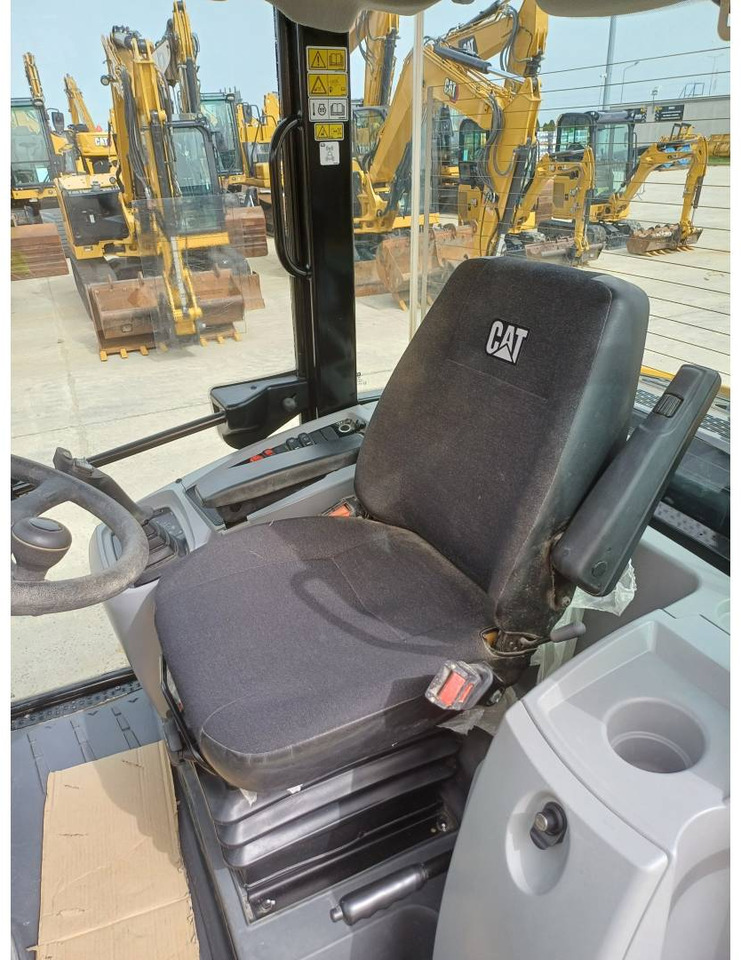 Wheel loader CAT 906 M