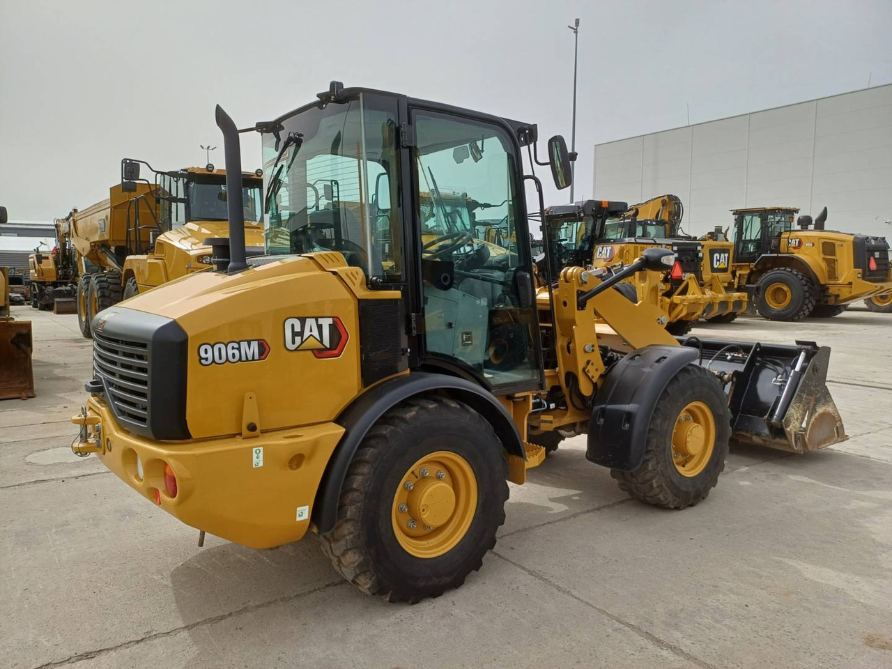 Wheel loader CAT 906 M