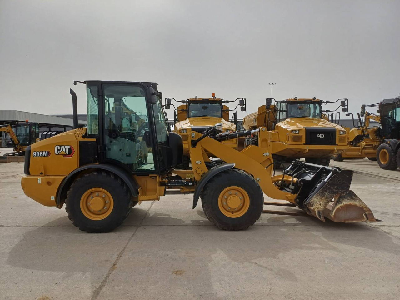 Wheel loader CAT 906 M