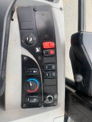 Wheel loader CAT 906 M