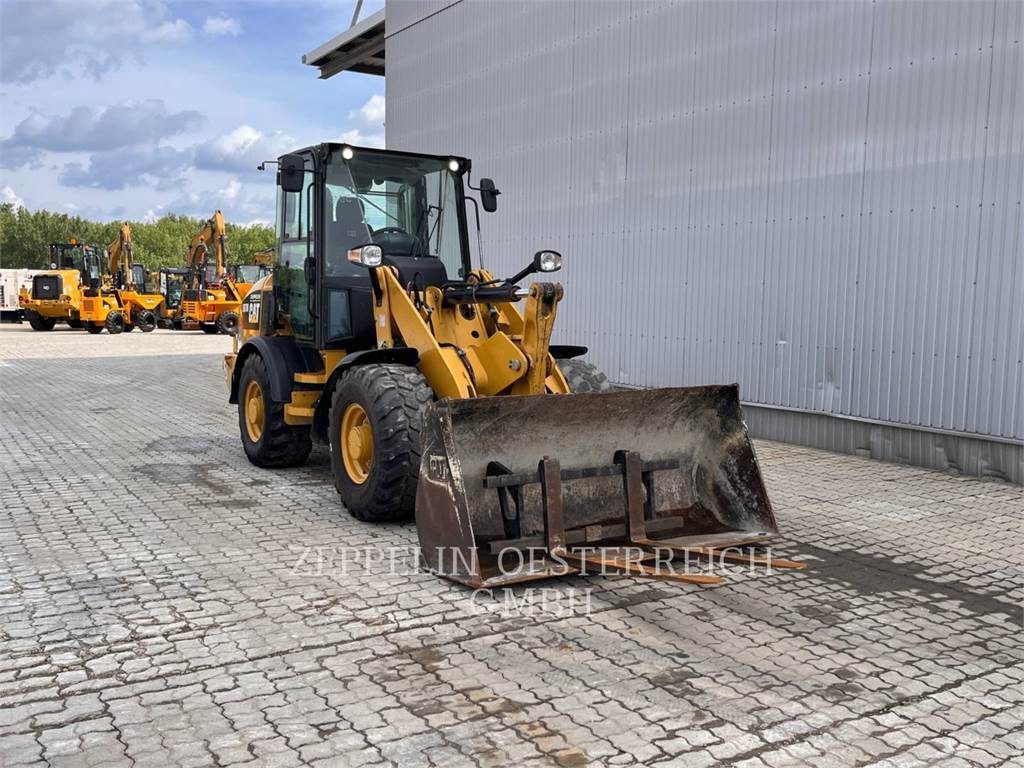 Wheel loader CAT 907M