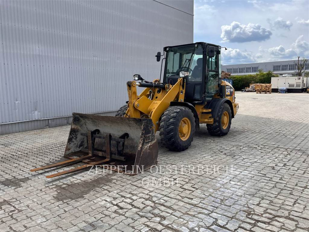 Wheel loader CAT 907M