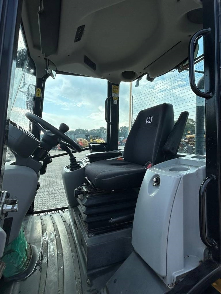 Wheel loader CAT 907 M