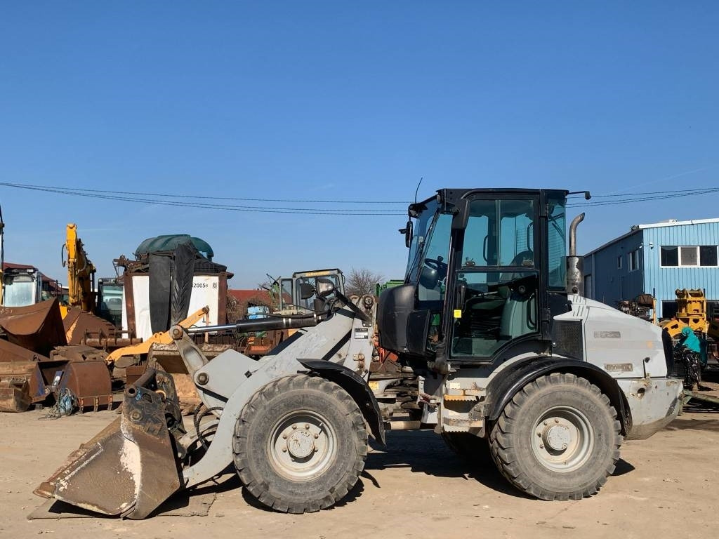 Wheel loader CAT 908H