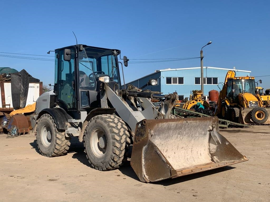 Wheel loader CAT 908H