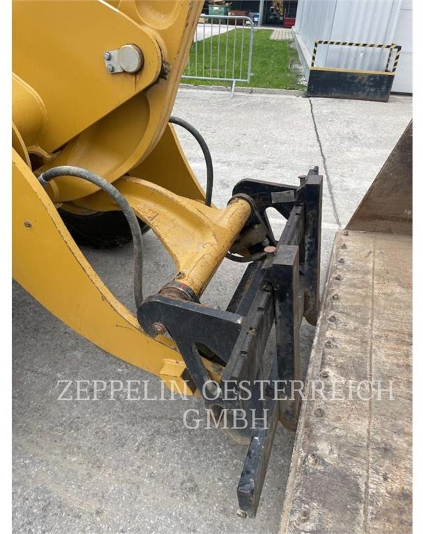 Wheel loader CAT 908M