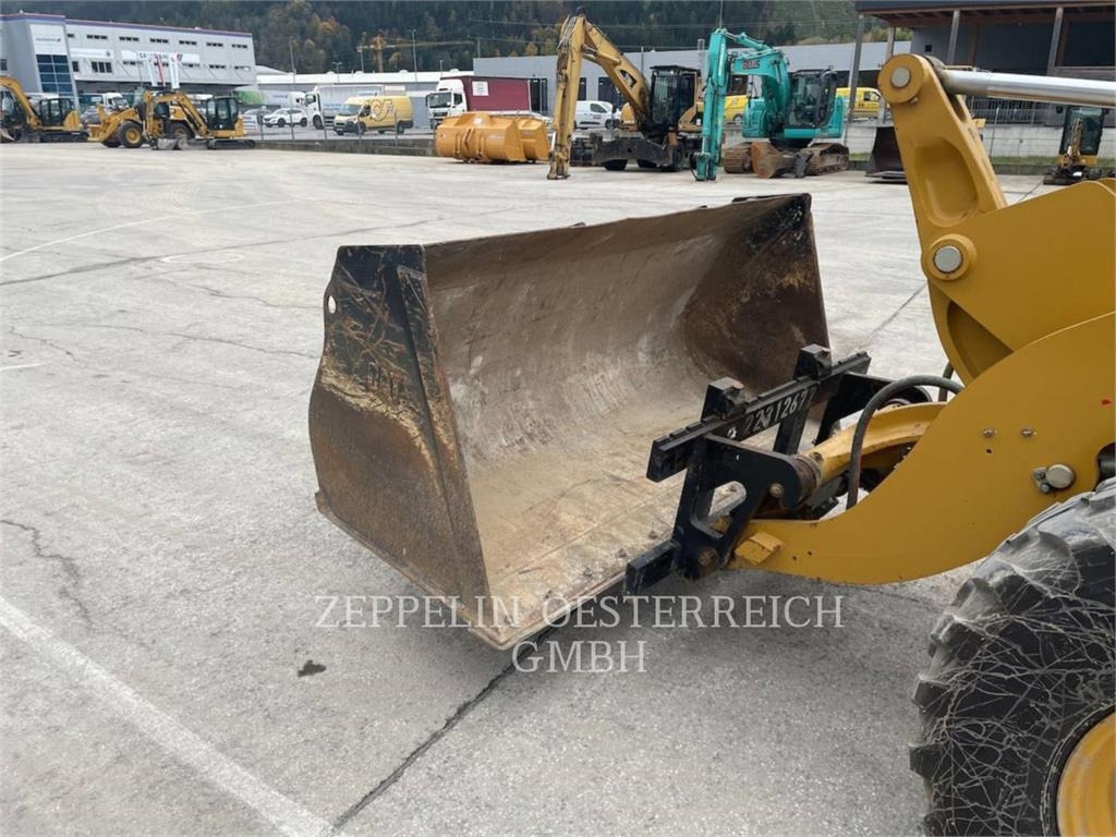 Wheel loader CAT 908M