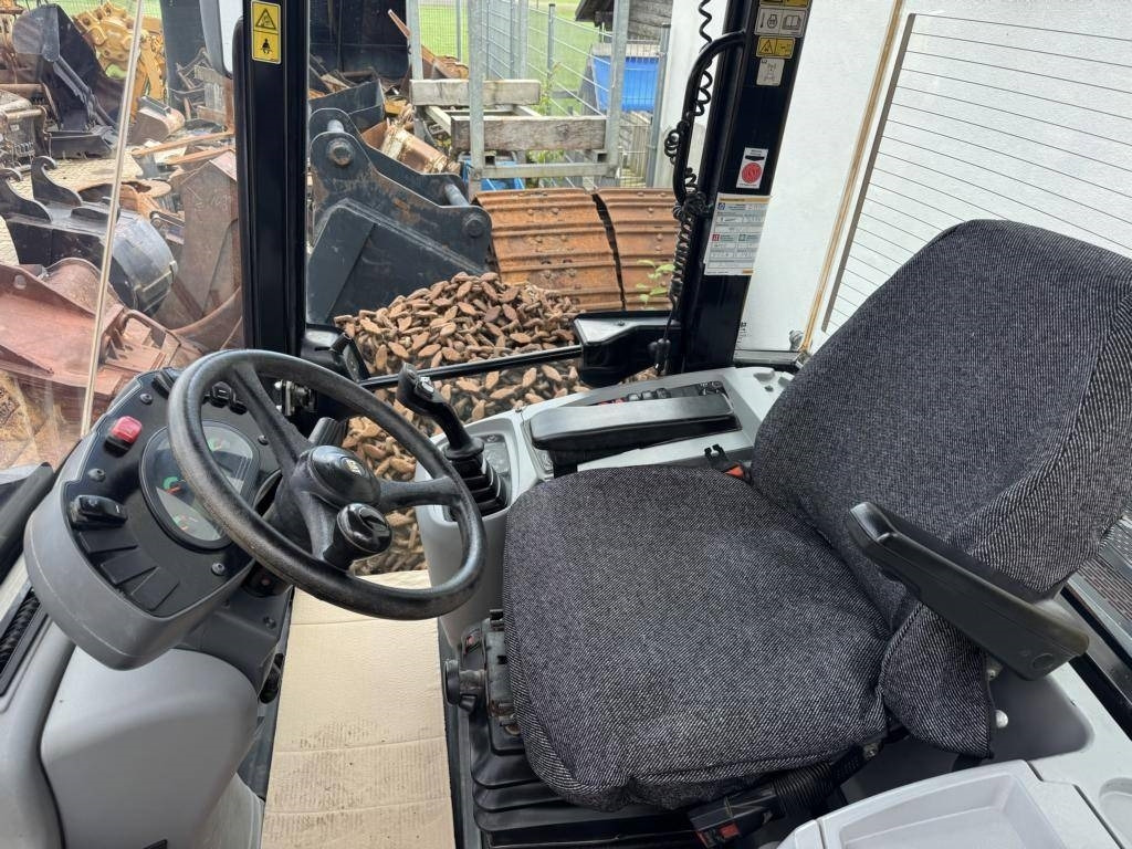 Wheel loader CAT 908M