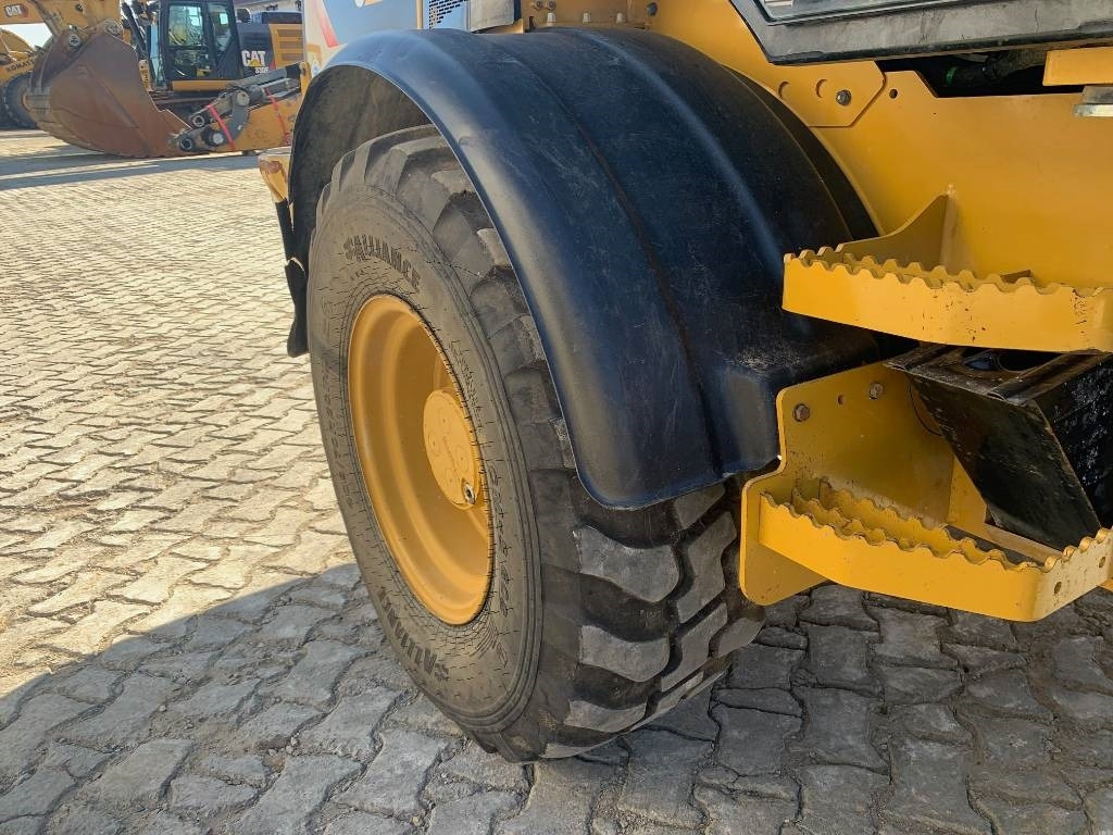 Wheel loader CAT 908M