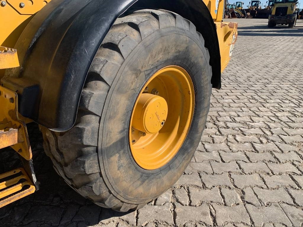 Wheel loader CAT 908M
