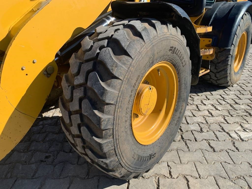 Wheel loader CAT 908M