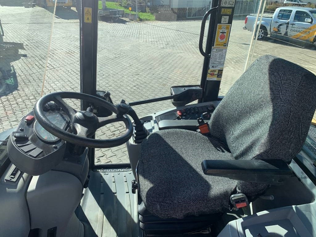 Wheel loader CAT 908M