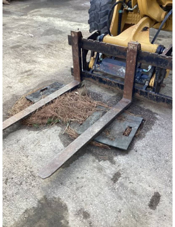 Wheel loader CAT 908M