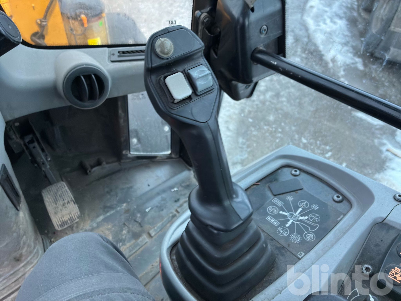 Wheel loader CAT 908M