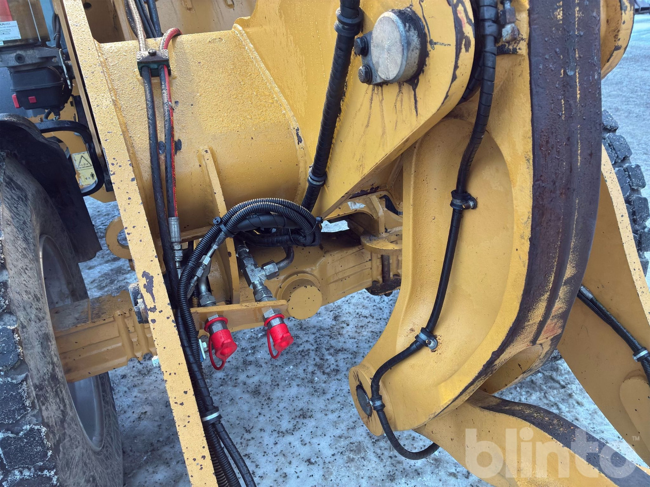 Wheel loader CAT 908M