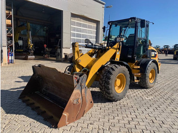 Wheel loader CAT 908M mit Klappschaufe und Palletengabeln 