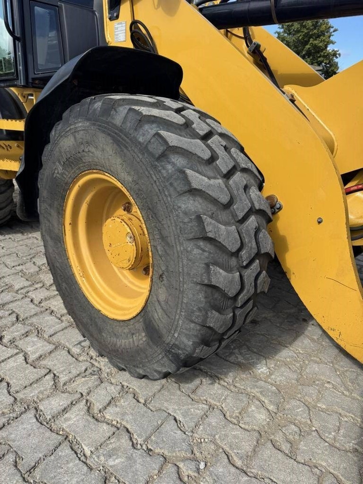 Wheel loader CAT 908M mit Klappschaufe und Palletengabeln