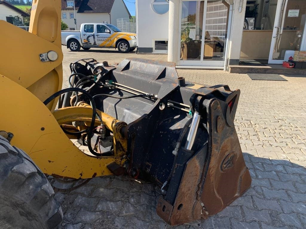 Wheel loader CAT 908M mit Klappschaufe und Palletengabeln