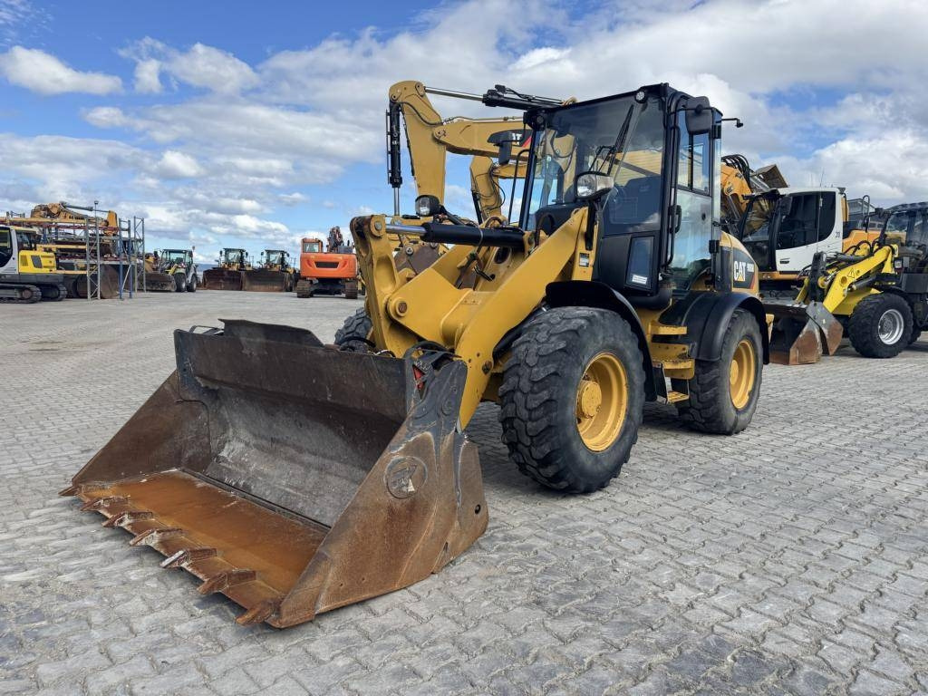 Wheel loader CAT 908M mit Klappschaufe und Palletengabeln