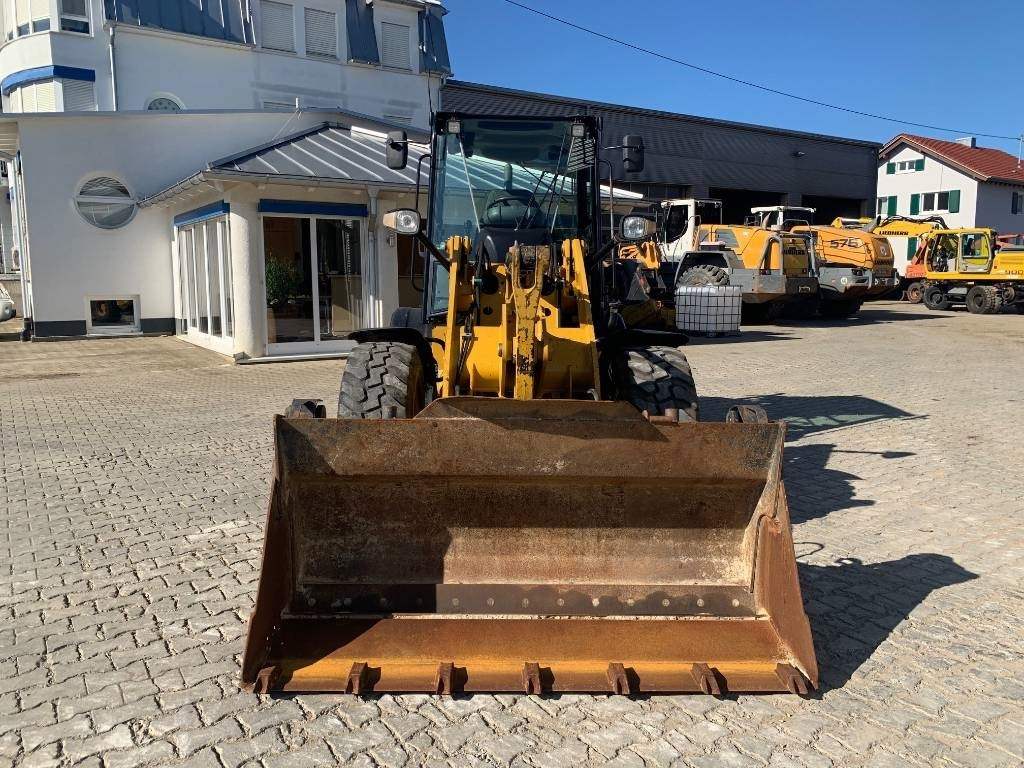 Wheel loader CAT 908M mit Klappschaufe und Palletengabeln
