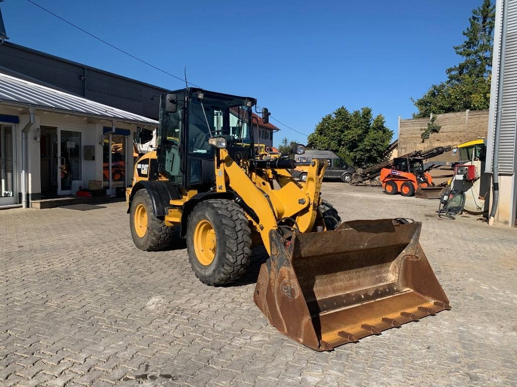 Wheel loader CAT 908M mit Klappschaufe und Palletengabeln