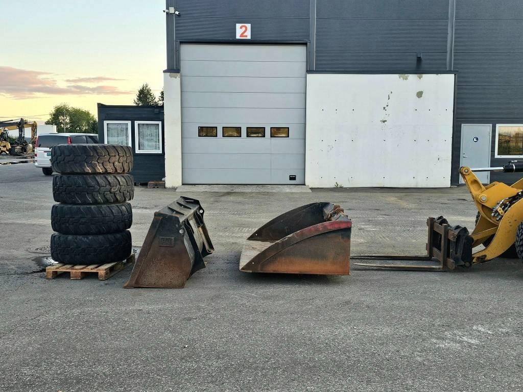 Wheel loader CAT 908 H 2