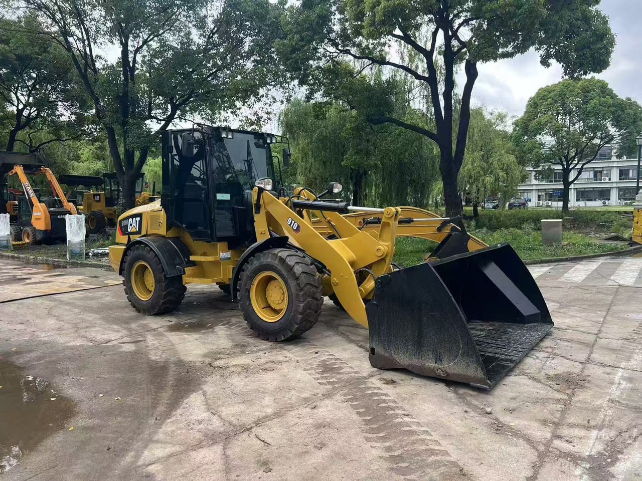 Wheel loader CAT 910M
