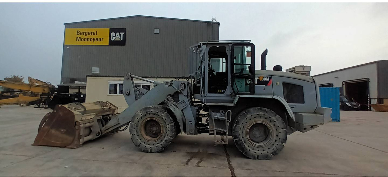 Wheel loader CAT 930M