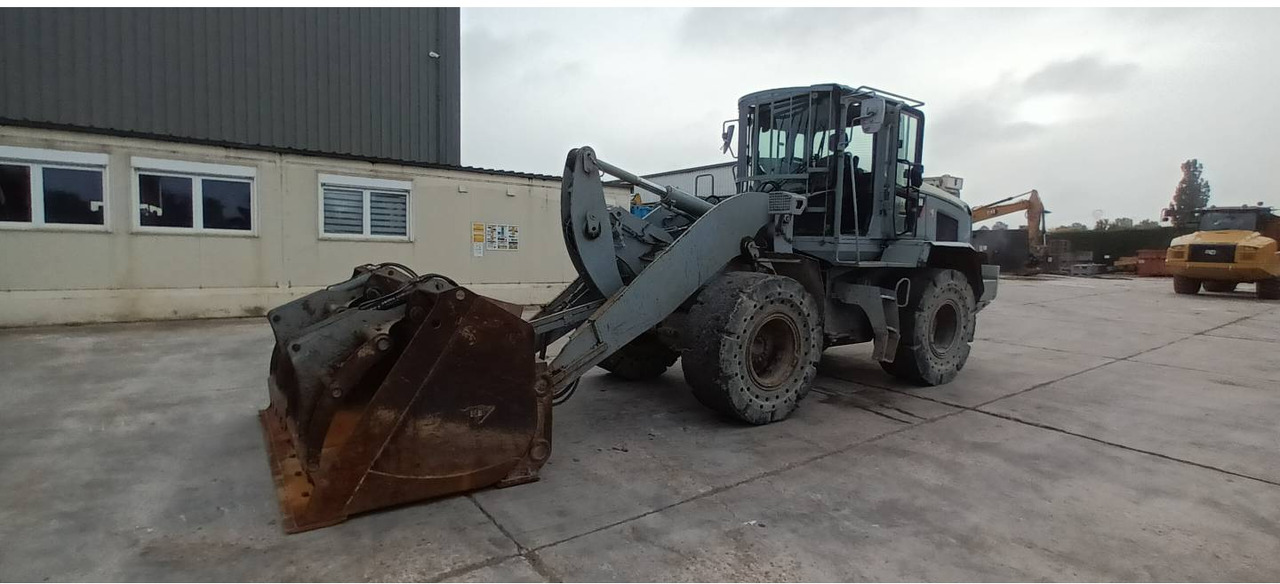 Wheel loader CAT 930M