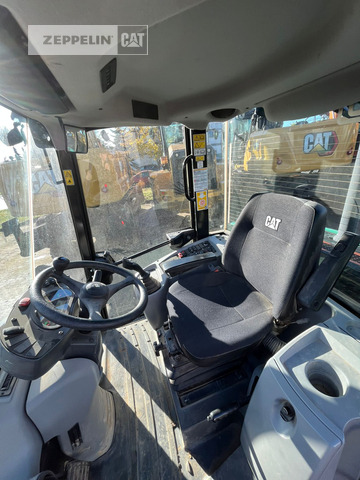 Wheel loader Cat 906M