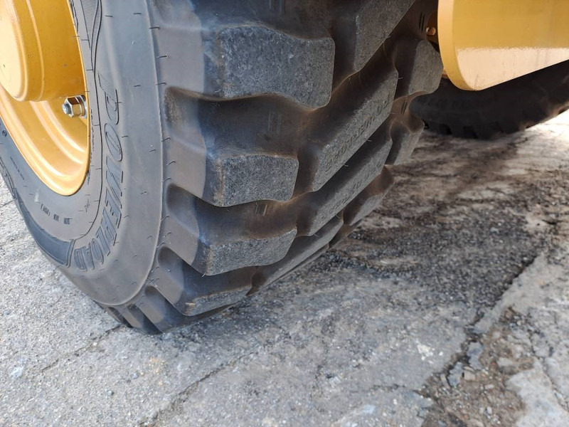 Wheel loader Cat 906 (Bucket+Forks)