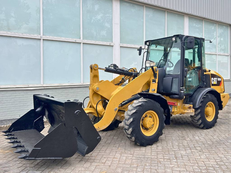 Wheel loader Cat 906 M 2016