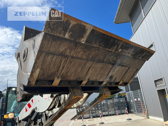 Wheel loader Cat 908M