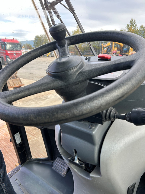 Wheel loader Cat 908M