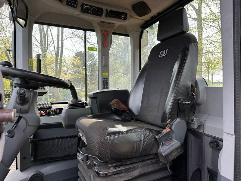 Wheel loader Cat 938M