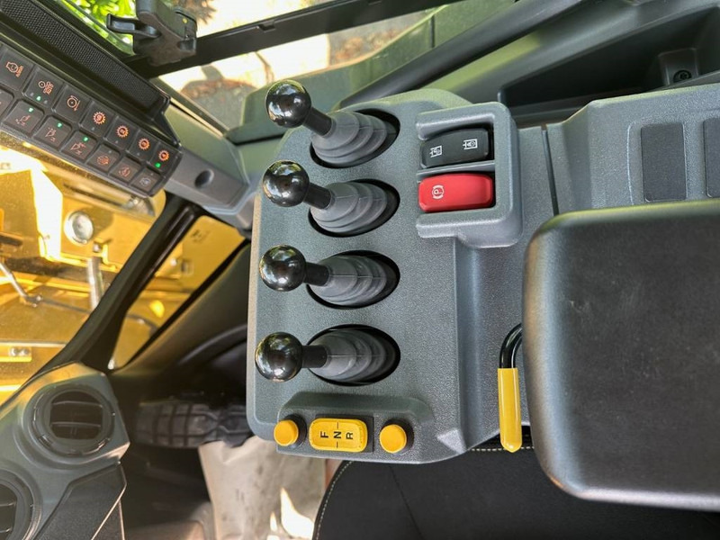 Wheel loader Cat 938M