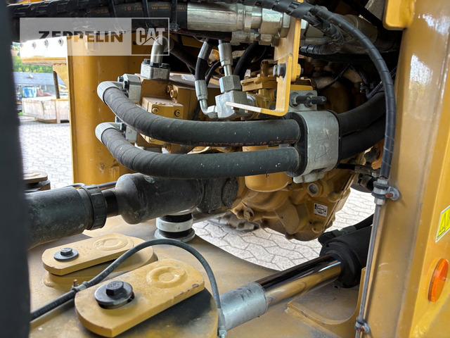 Wheel loader Cat 938M