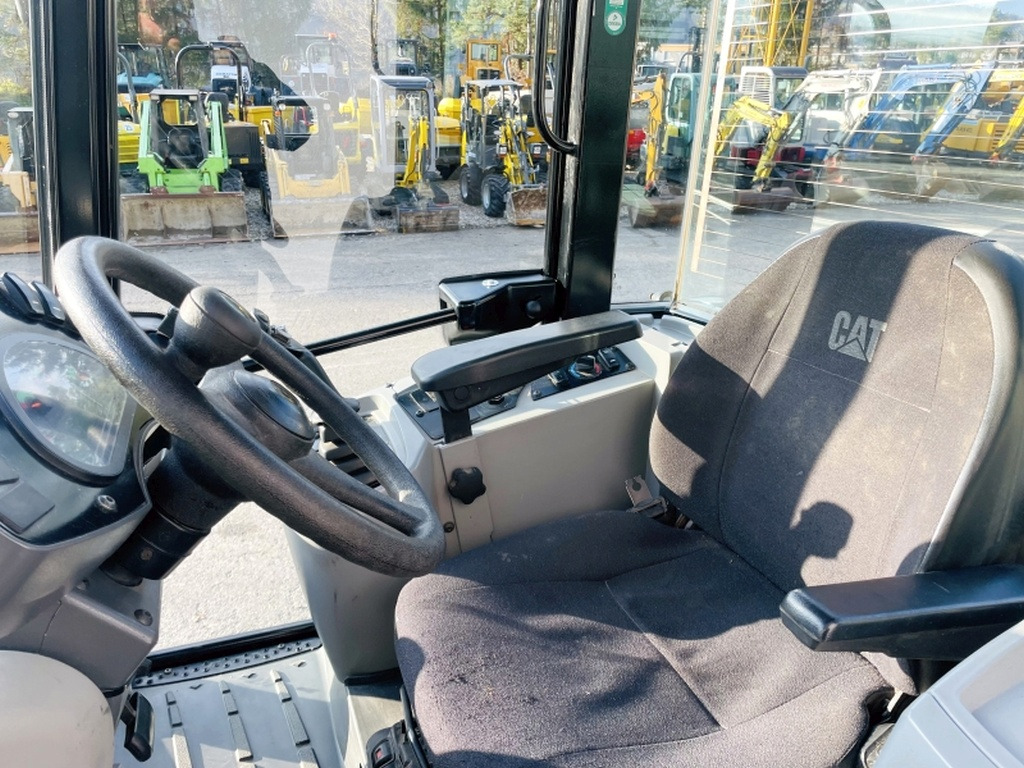 Wheel loader Caterpillar 908M (3893)