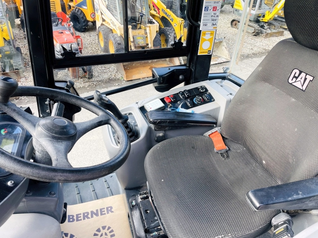 Wheel loader Caterpillar 908M (3927)