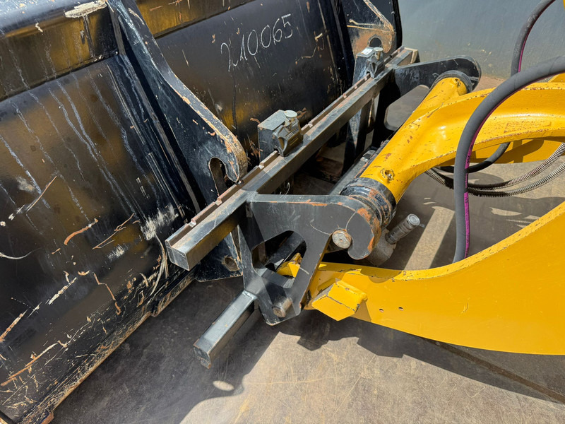Wheel loader Caterpillar 908M CE + EPA