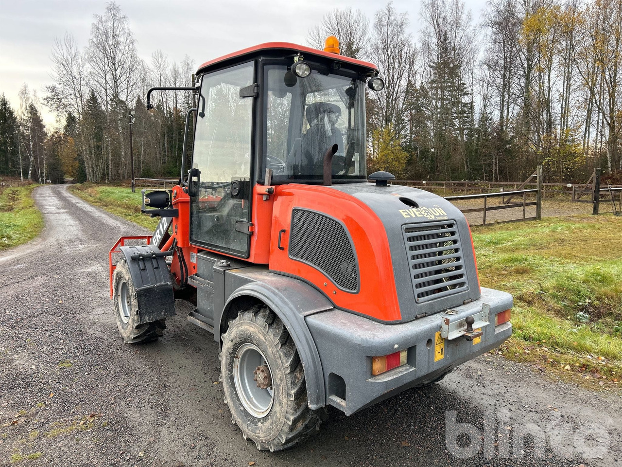Wheel loader Everun ER12 med gafflar och planeringskopa