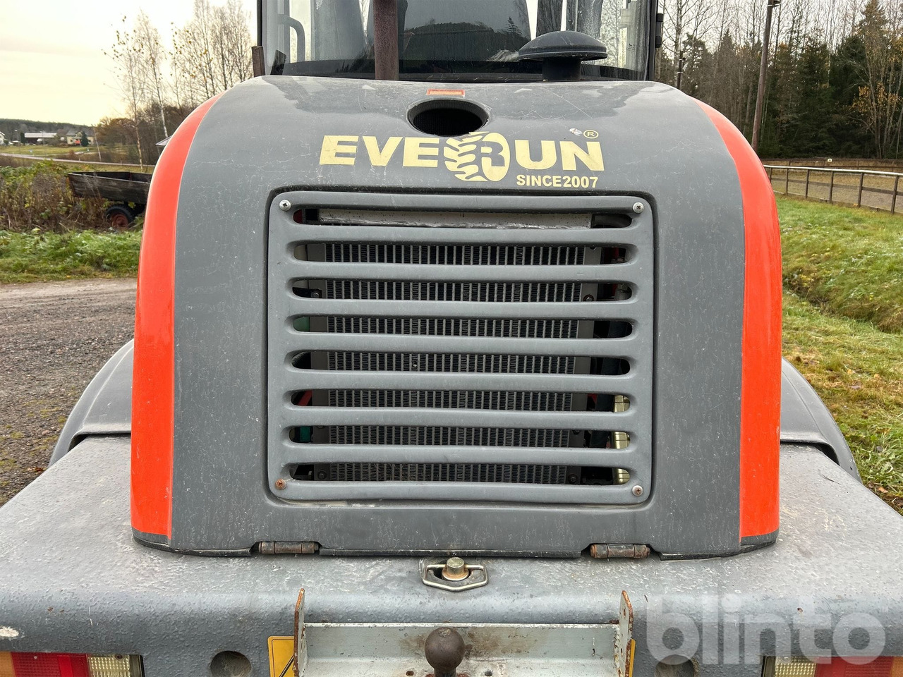 Wheel loader Everun ER12 med gafflar och planeringskopa