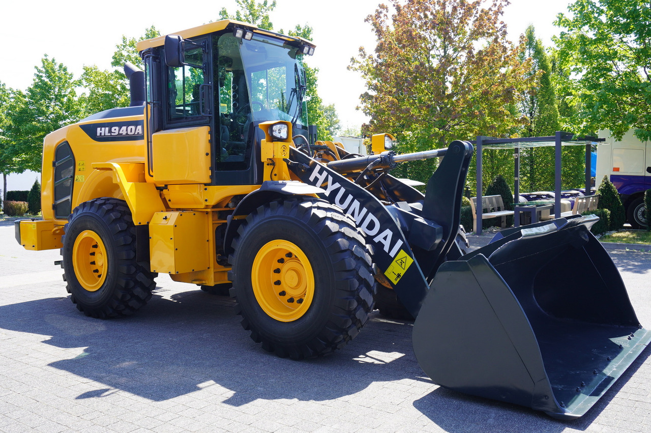 Wheel loader HYUNDAI HL940A articulated loader / year 2021 / weight 13.5t year of production 2021