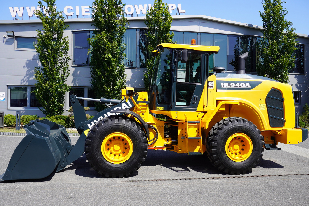 Wheel loader HYUNDAI HL940A articulated loader / year 2021 / weight 13.5t year of production 2021