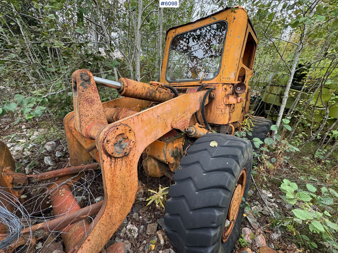 Wheel loader Hanomag wheel loader with bucket – repair object