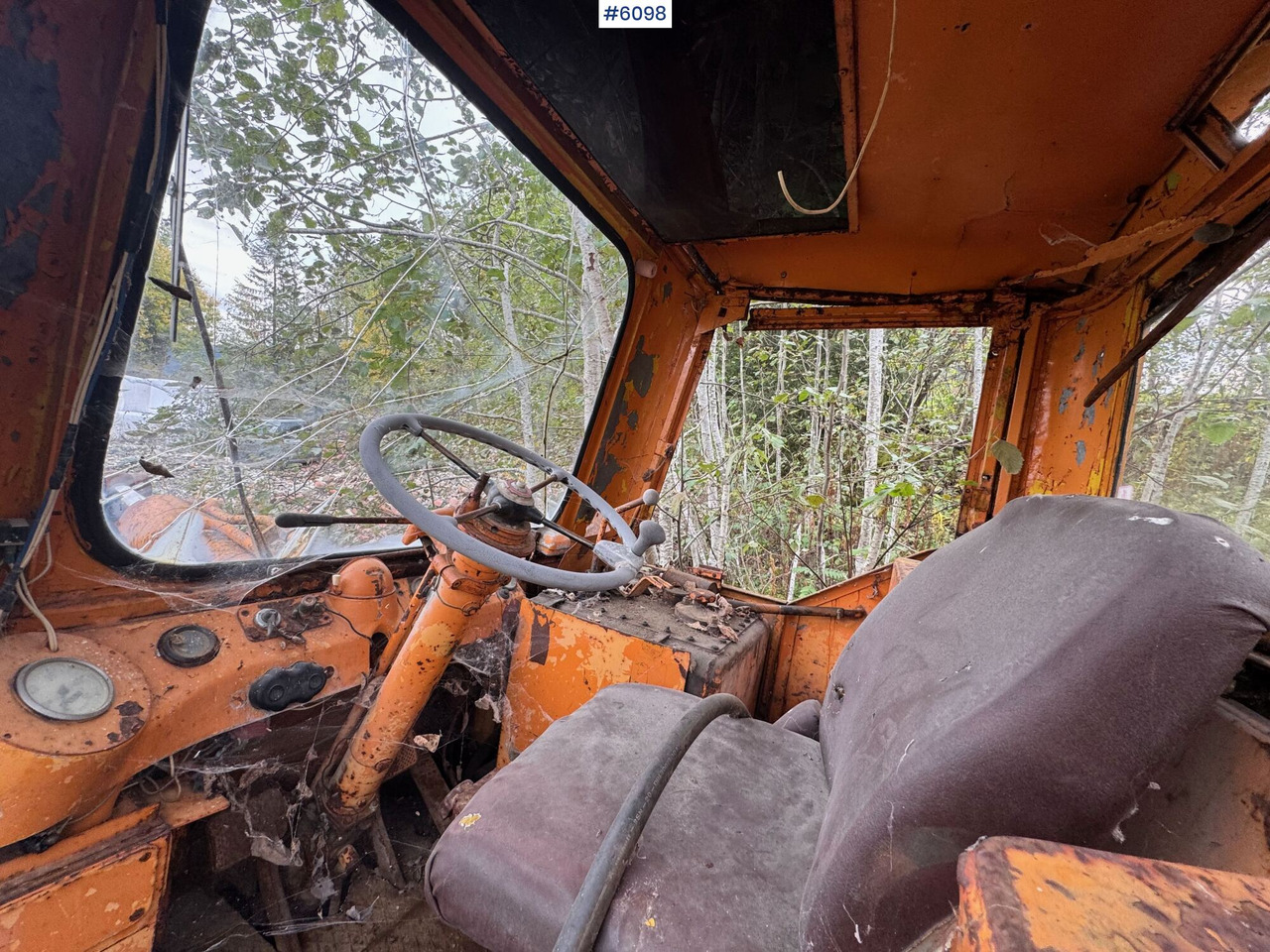 Wheel loader Hanomag wheel loader with bucket – repair object
