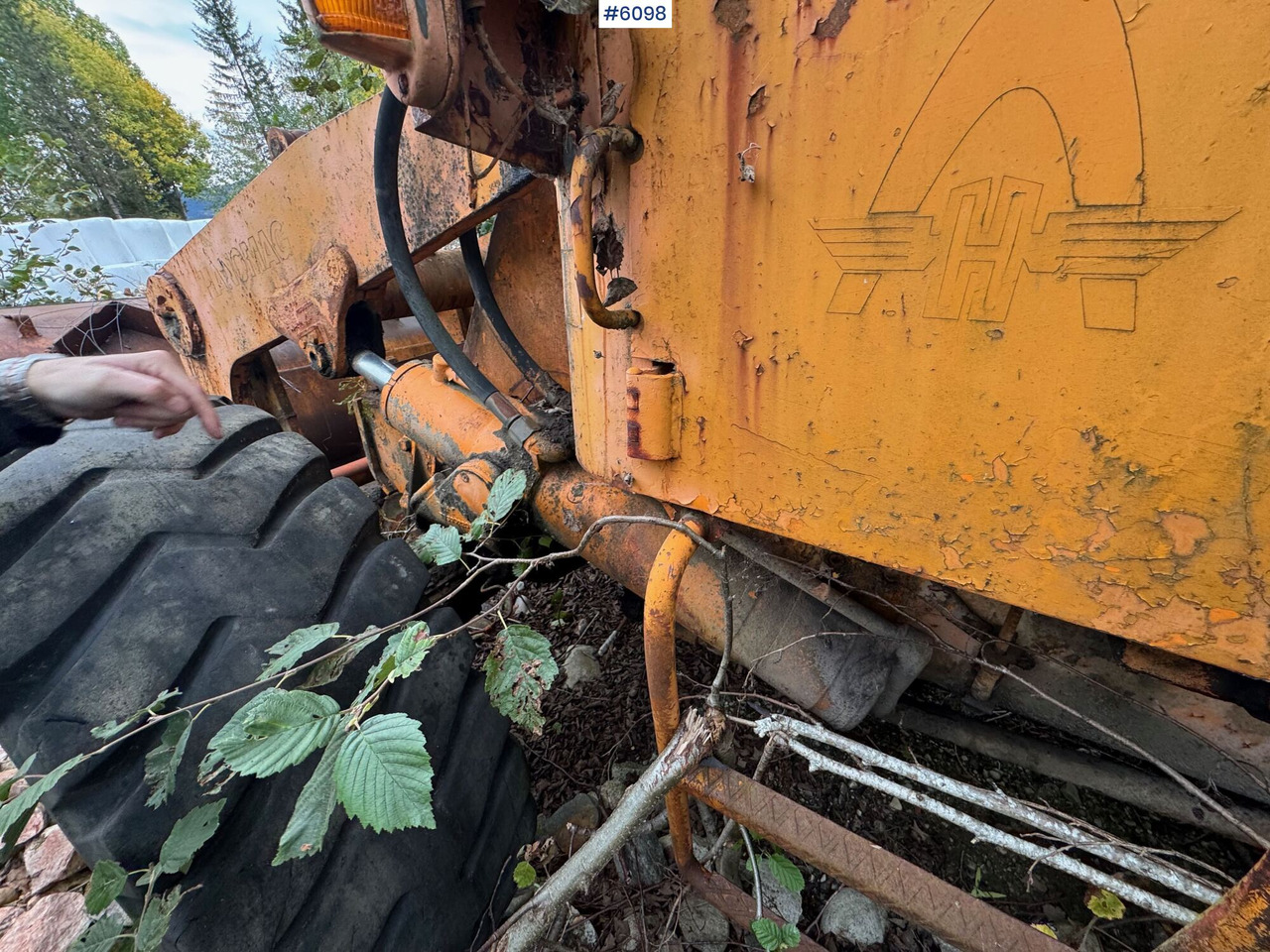 Wheel loader Hanomag wheel loader with bucket – repair object