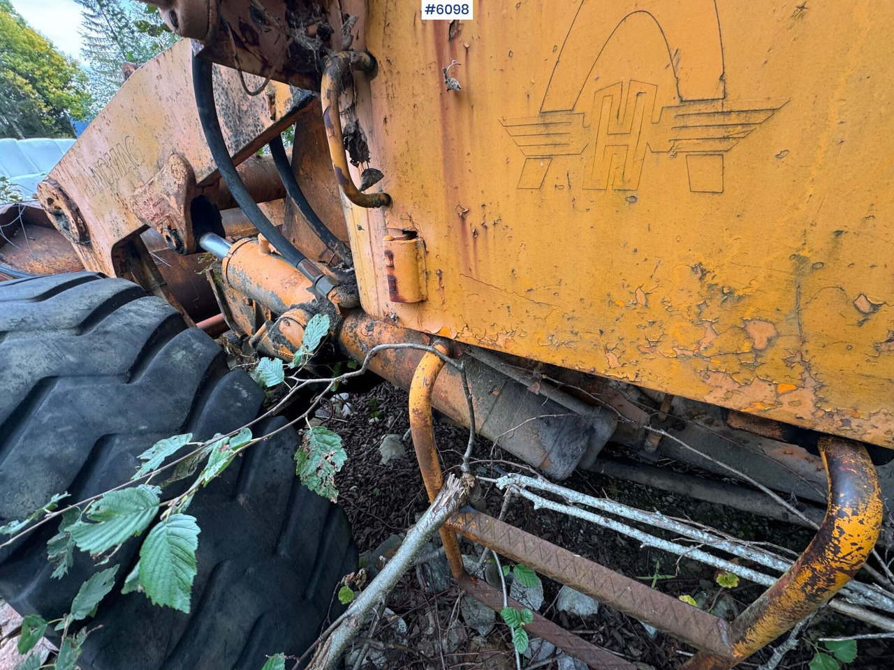 Wheel loader Hanomag wheel loader with bucket – repair object