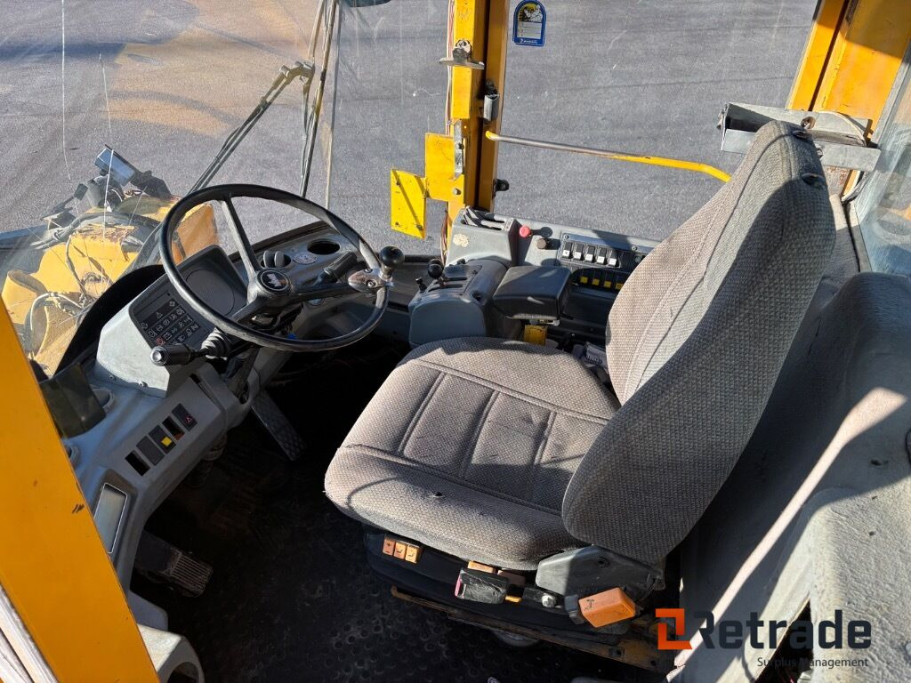 Wheel loader Hjullastare Volvo L180 med skopa